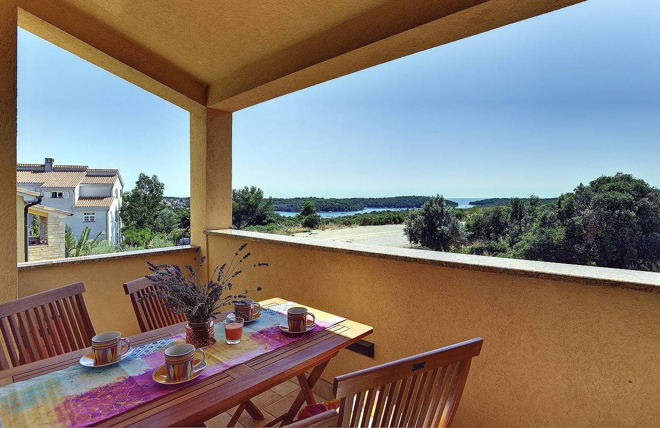 Modernes Appartement mit Zugang zum Balkon 1