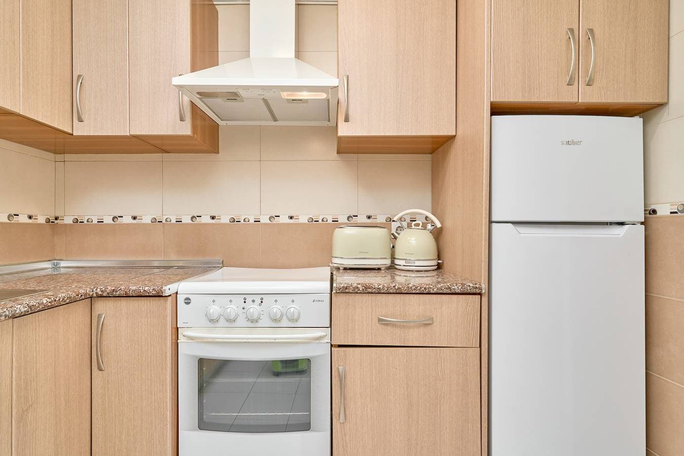 Foto 7 von 30: Große 1-Bett Ferienwohnung mit gemeinschaftlich genutztem Pool, Garten, Klimaanlage und WLAN