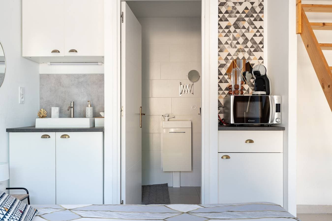 Foto 5 von 22: Gästezimmer „Chambre Famille“ mit Gemeinschaftspool, Terrasse und Klimaanlage