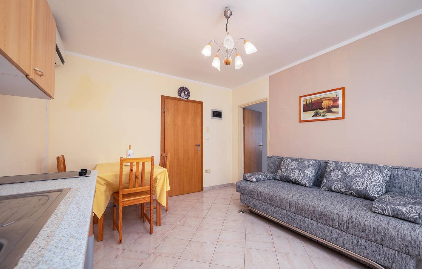 Foto 8 von 19: Gemütliche Ferienwohnung mit Terrasse, WLAN und Parkplatz in der Nähe der Küste und des Stadtzentrums