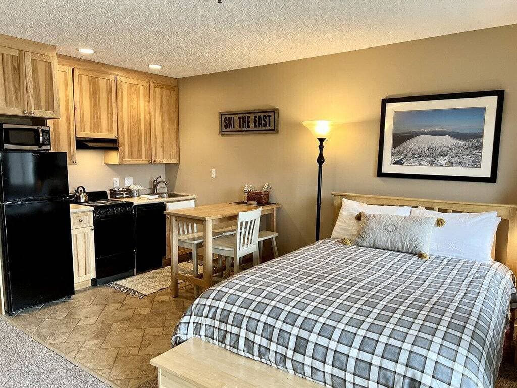 Foto 3 von 32: River & Loon View Studio | Remodeled Kitchen | Indoor Pool | Walk to Town