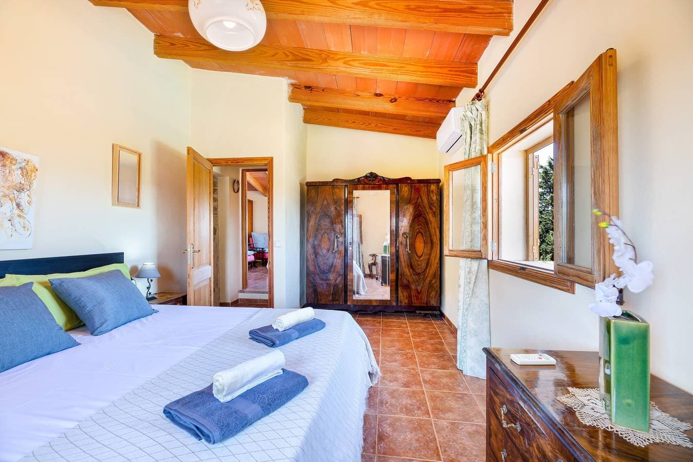 Foto 11 von 25: Haustierfreundliche Villa Cala Veritat mit Bergblick, Pool, A/C, WLAN, Garten, Terrasse und Balkon
