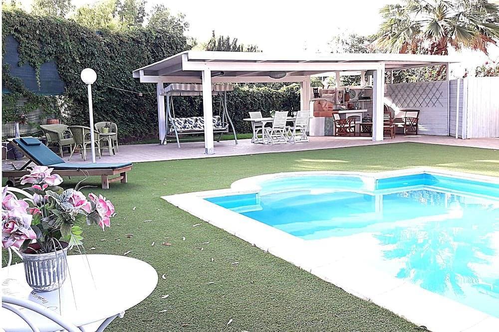 Foto 10 von 30: Villa Terma with Private Pool, Garden And Play Area - Free WiFi!