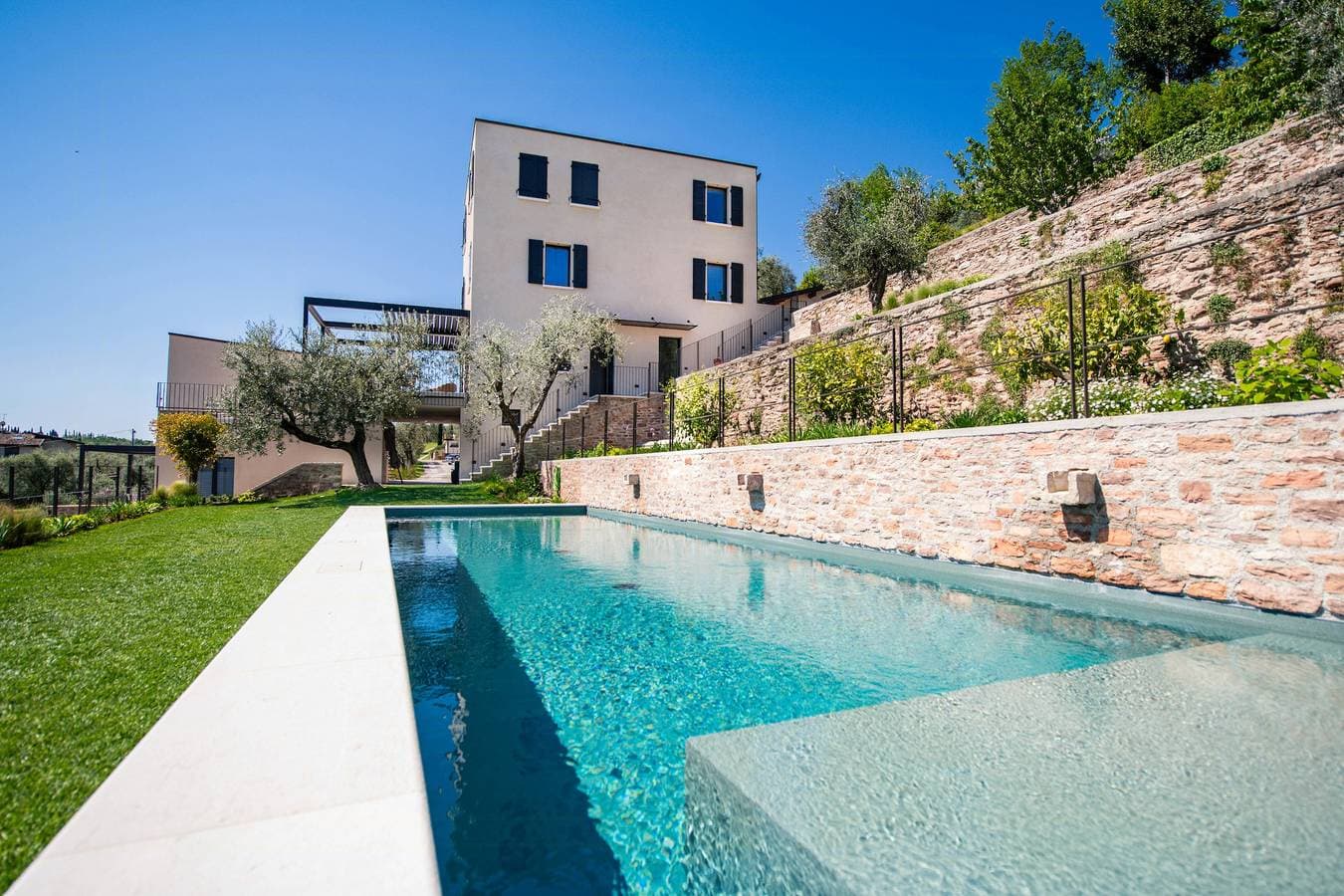 Turm mit Pool und Terrassen mit Seeblick in Gargnano 1