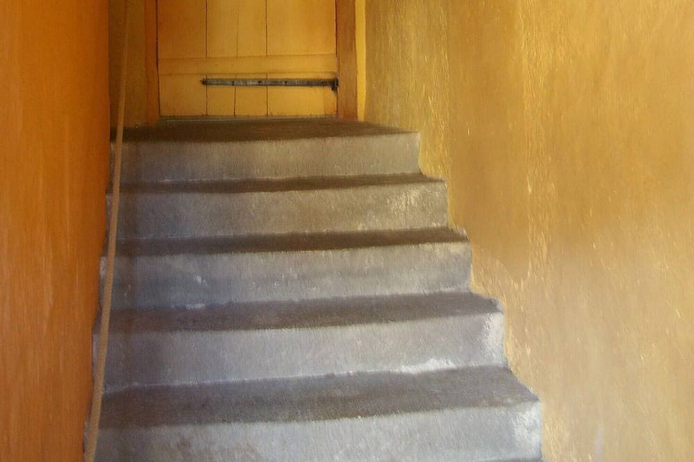 4 * Ferienhaus Charme, mitten im alten Dorf, Terrasse, Wi-Fi, 1