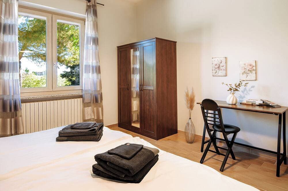 Foto 9 von 30: Modern villa with private pool and panoramic vineyard views in Piemonte.