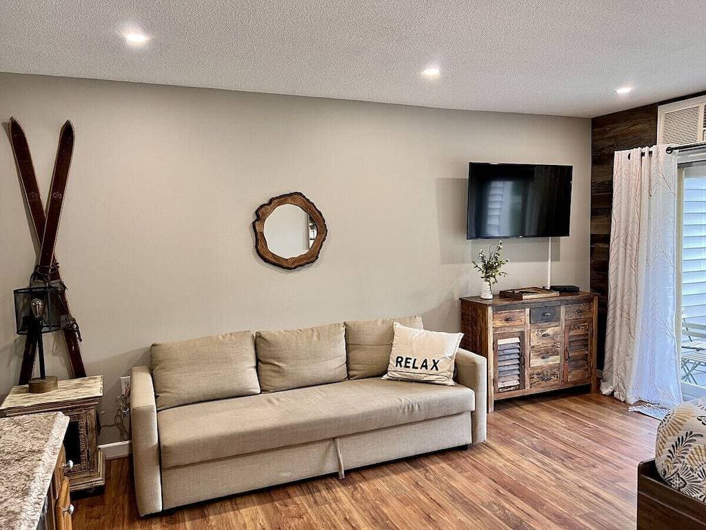 Foto 5 von 41: Newly Remodeled Studio | Indoor Pool & Hot Tub | Quartz Kitchen | Loon