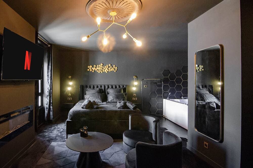 Suite Balnéo/Hammam Noire et Or 1