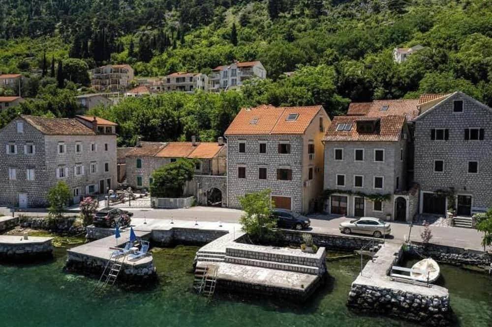 Foto 11 von 30: Historic Waterfront House — Authentic Stone Gem on the Stunning Bay of Kotor
