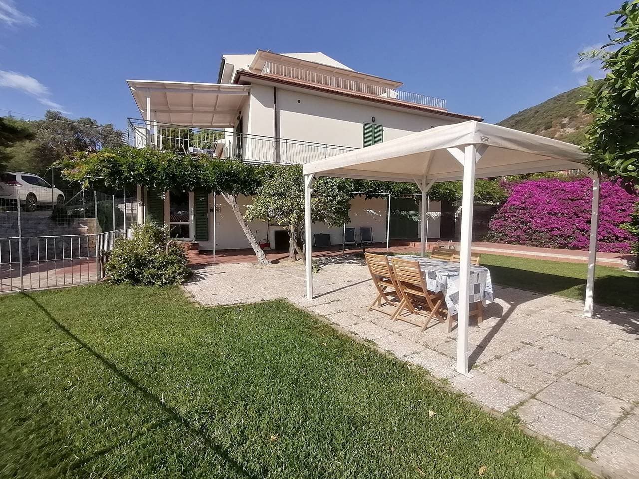 Foto 2 von 36: Appartamento Il Mirto mit mediterranem Garten und Meerblick