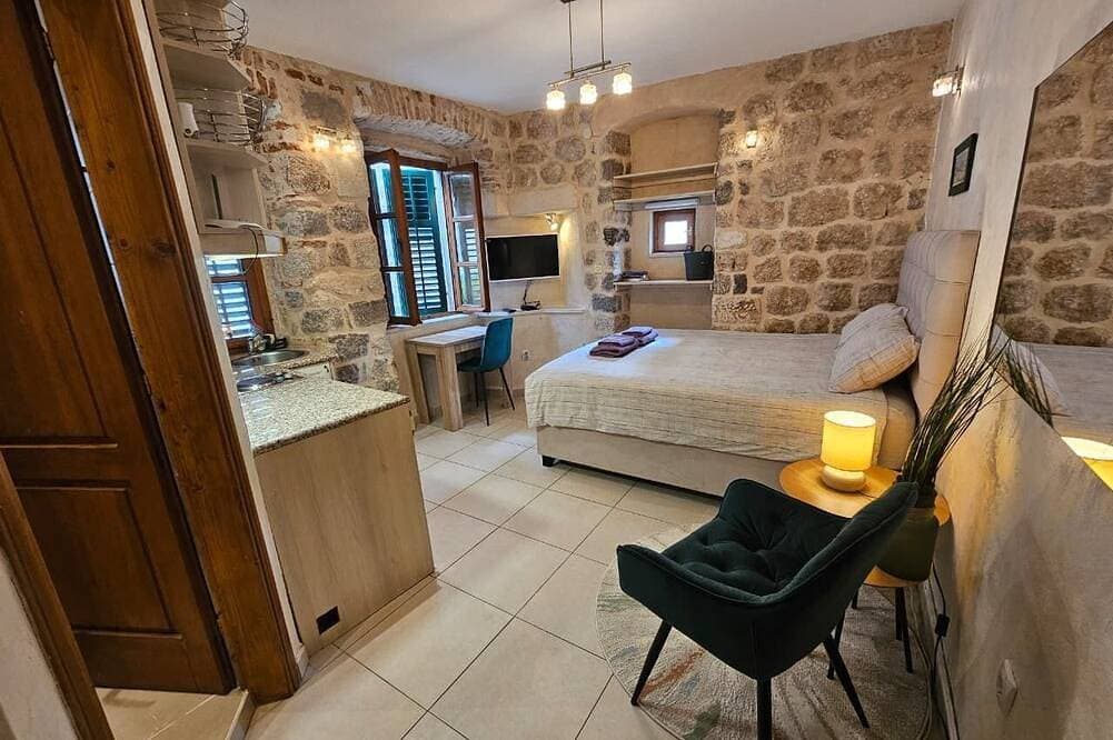 Foto 4 von 24: Charakter gut ausgestattet (rechts) Studio-Apartment im historischen Zentrum von Kotor