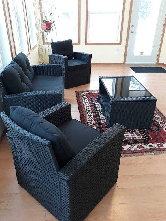 Foto 7 von 33: 3 Bedroom Cottage - Sunroom + Patio + Fire Pit