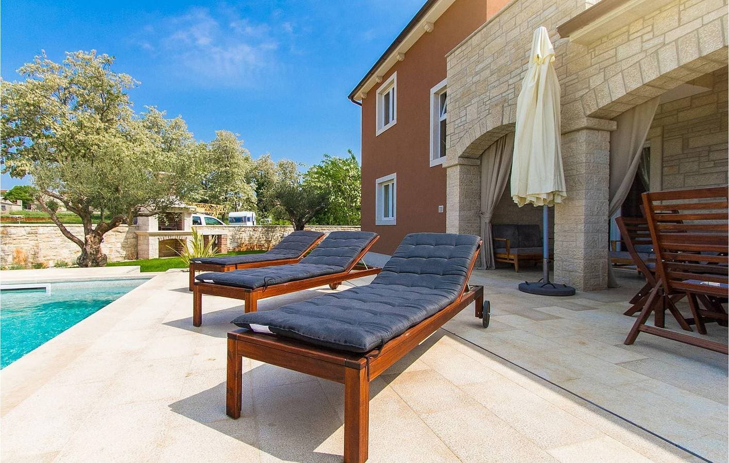 Foto 7 von 39: Gemütliche 2-Zimmer-Wohnung mit Pool, WLAN und Parkplatz in der Nähe von Labinci und einer Pizzeria
