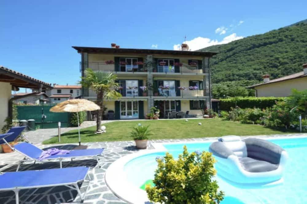 Foto 13 von 30: Elegant & Spacious Lakefront Retreat with Pool, Beach Access & Panoramic Views