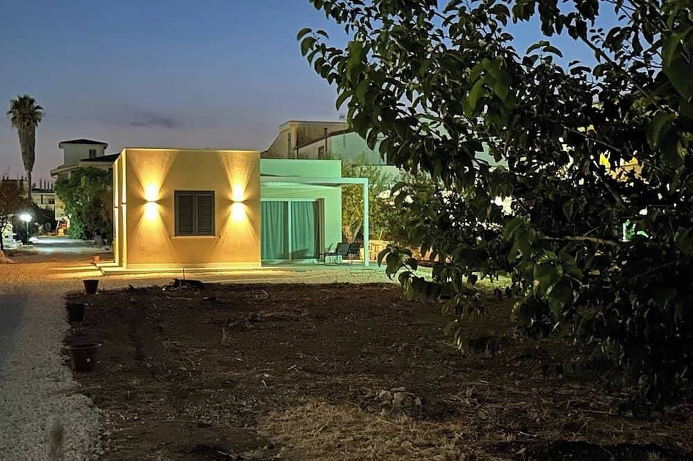 Foto 11 von 19: Beachfront villa with a garden and private parking on the property.