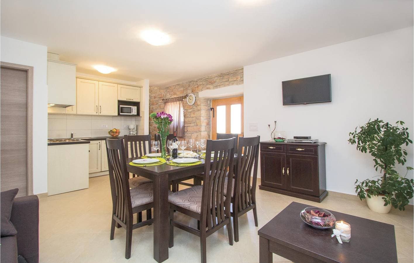 Foto 3 von 43: Charmante Ferienwohnung mit Terrasse und Pool in der Nähe des Stadtzentrums von Manjadvorci