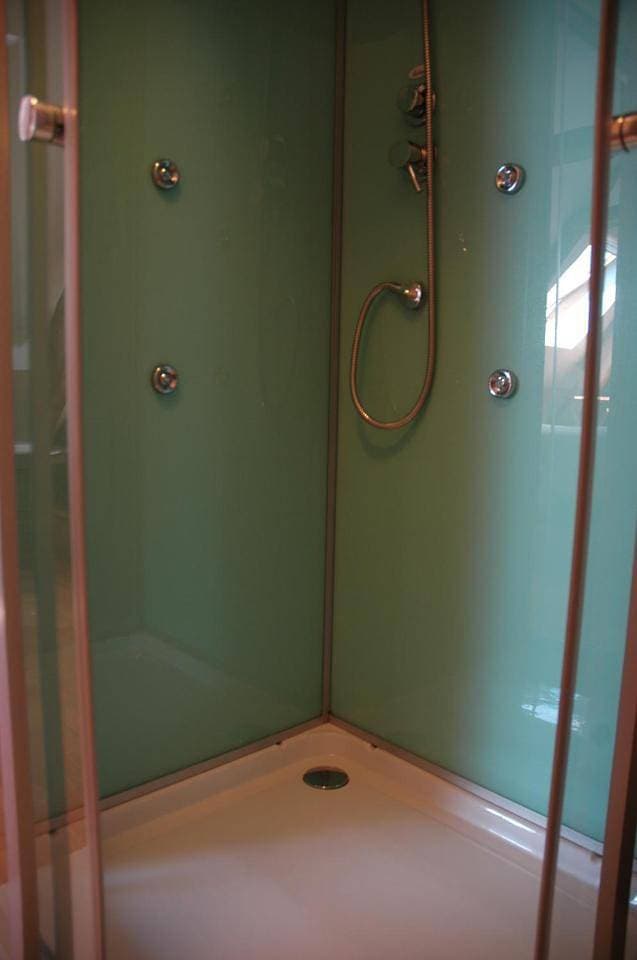 Foto 7 von 7: Family Room with Bathroom