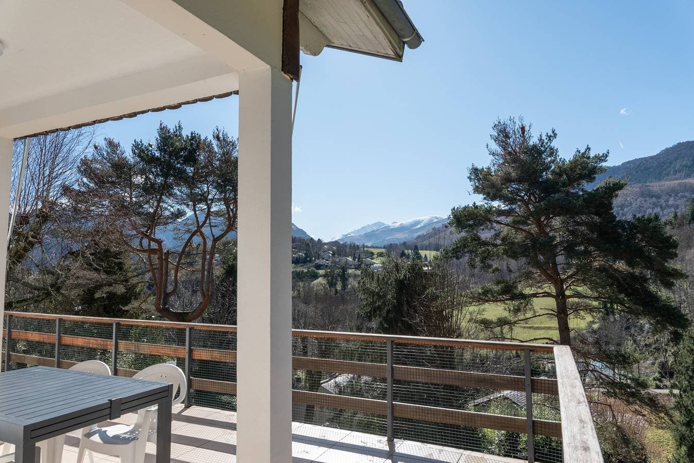 Foto 10 von 24: Panorama-Chalet in Bagnères-de-Bigorre Blick auf den Pic du Midi Garten und Privatparkplatz