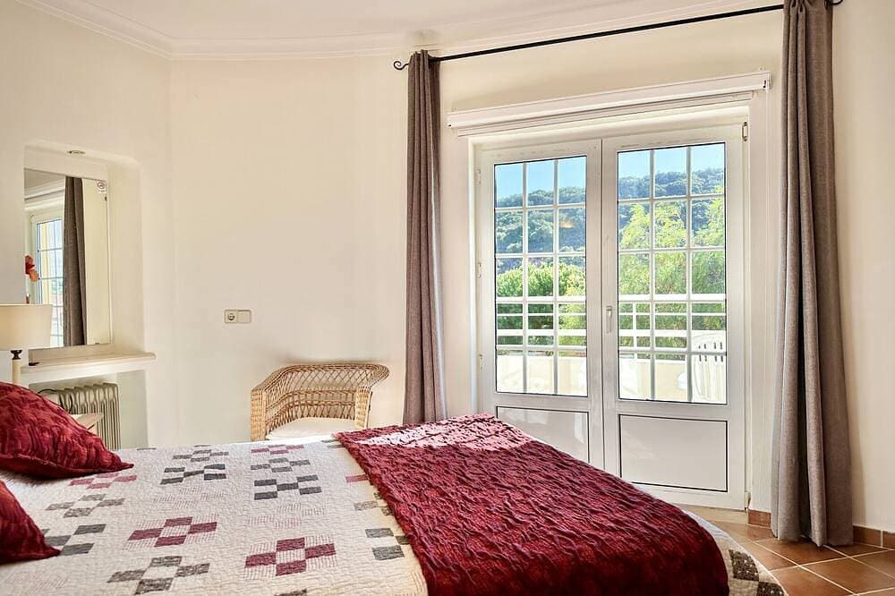 Foto 5 von 27: A south-facing, Mediterranean-style villa on 2 levels, walled and gated in a tranquil country setting, yet only 10 minutes from the popular historic, seafront city of Lagos in the Western Algarve