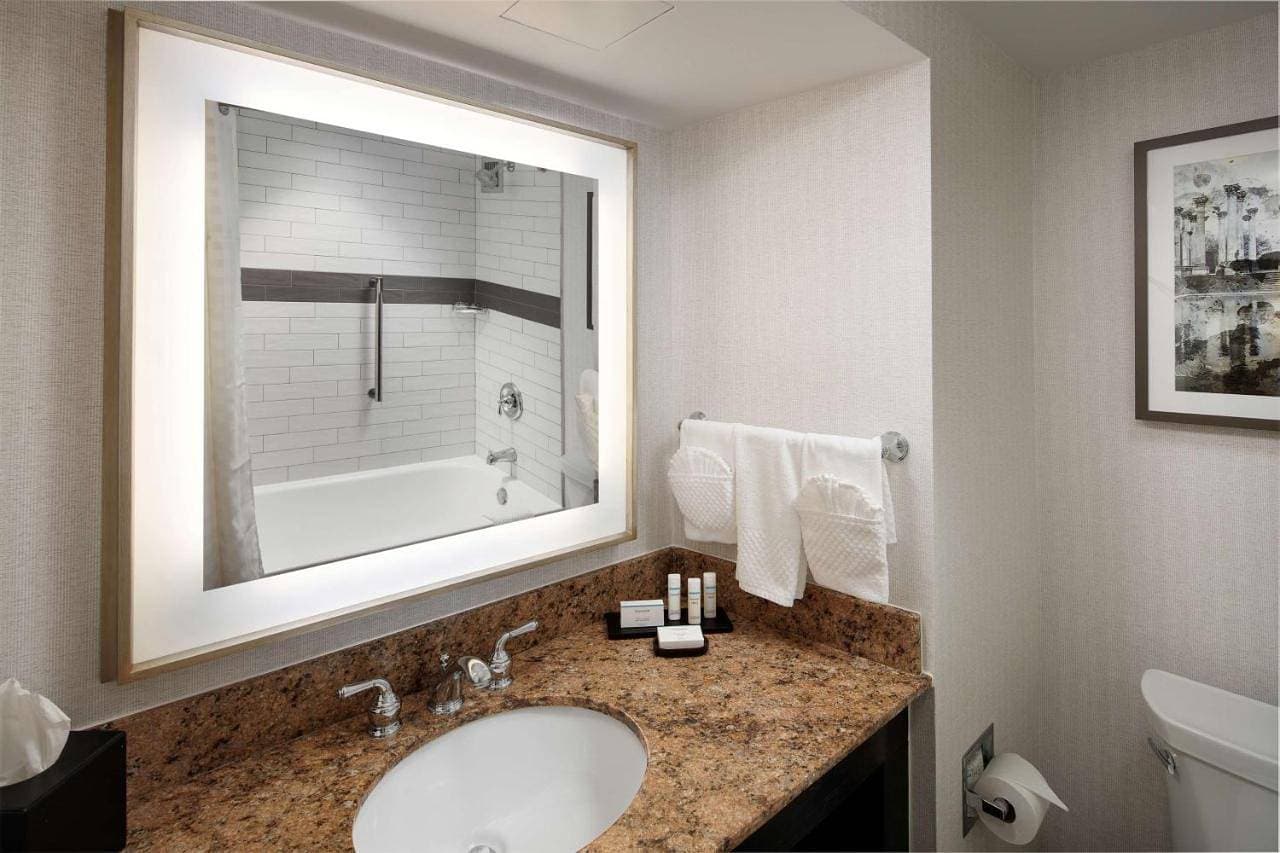 Foto 8 von 10: Suite with One King Bed, One Queen Sofa Bed and Shower