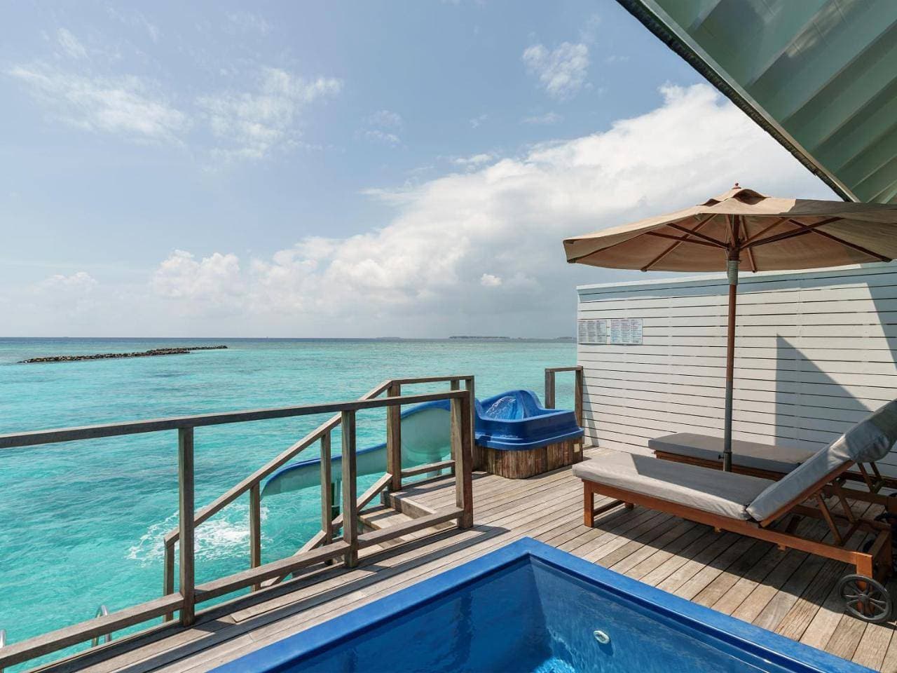 Foto 11 von 11: Water Villa Pool + Slide - Free shared seaplane for 2 guests, minimum 7-night stay