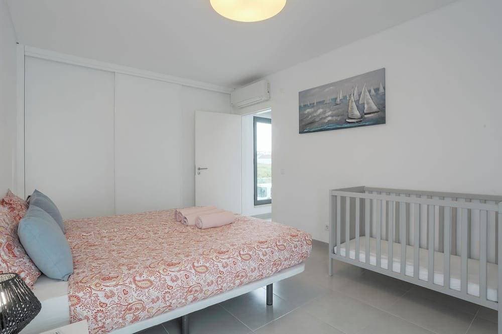 Foto 4 von 30: Detached Villa with Private Pool & Outdoor Kitchen Near City & Beach