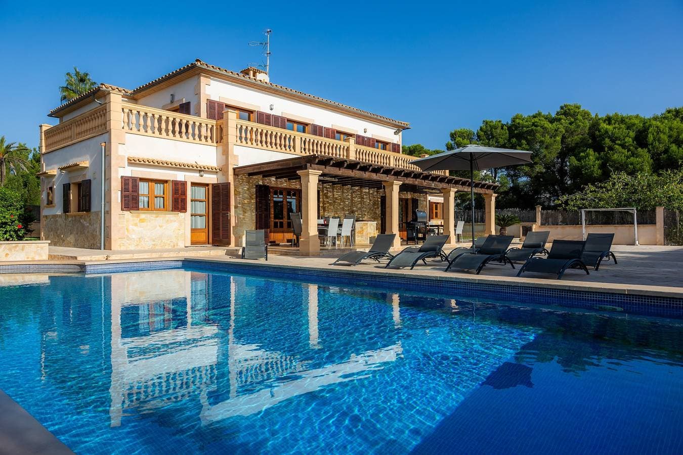 Foto 2 von 37: Villa Can Tosam Meiga mit WLAN, Pool, Terrassen und Balkon