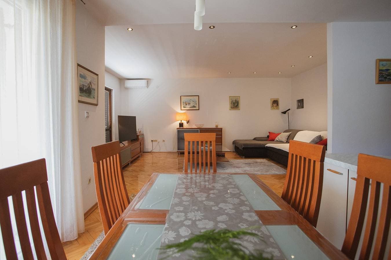 Foto 4 von 33: Apartment mit Balkon in der Nähe von Split und Omiš