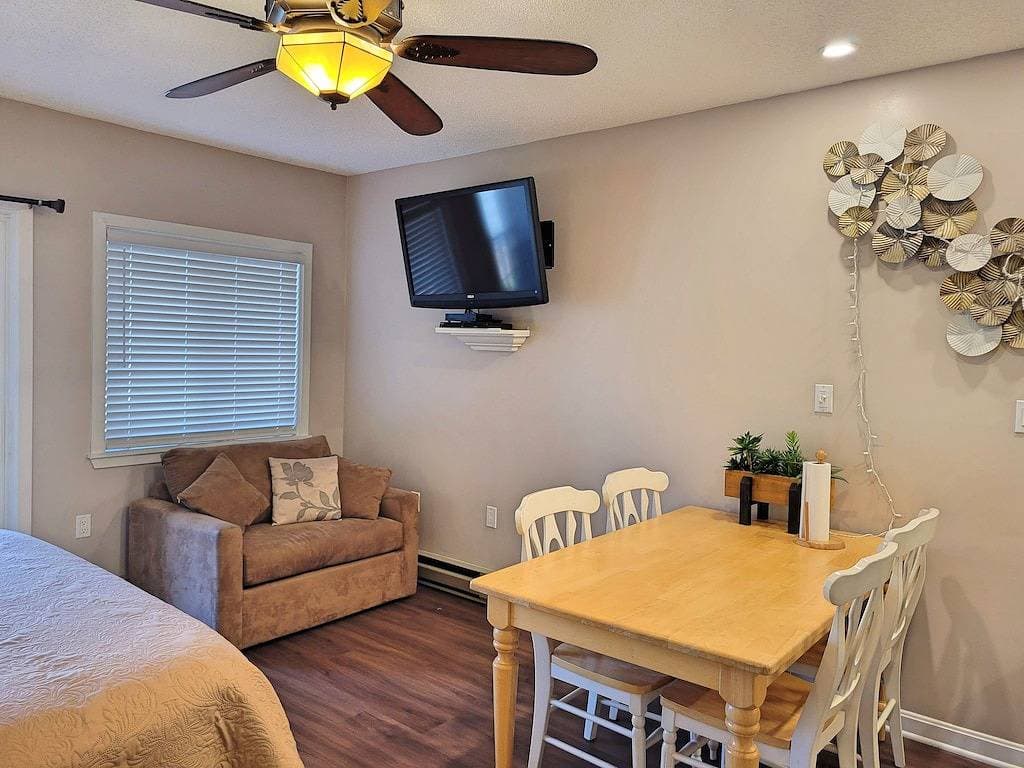 Foto 12 von 16: Kitchen, AC, deck, view, pool, ski shuttle. Ld 103 by Lrs