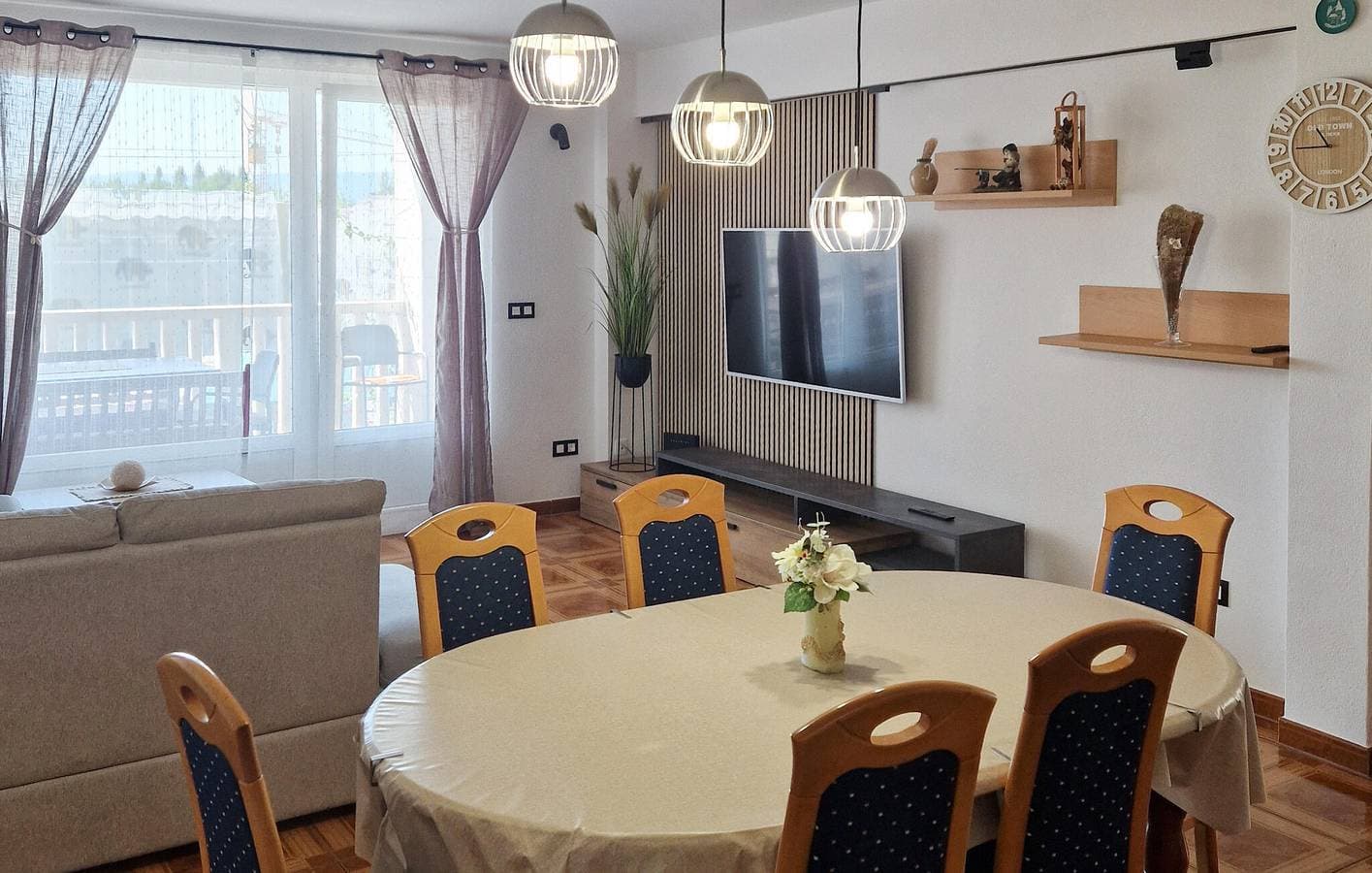 Foto 7 von 21: Charmante Unterkunft, 2 km vom Strand entfernt: 90 m² große Wohnung mit Pool und Terrasse