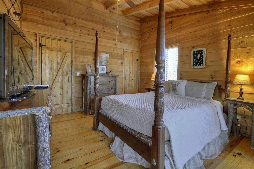 Foto 6 von 31: Romantische und abgelegene 1-Zimmer-Hütte mit Indoor-Whirlpool.