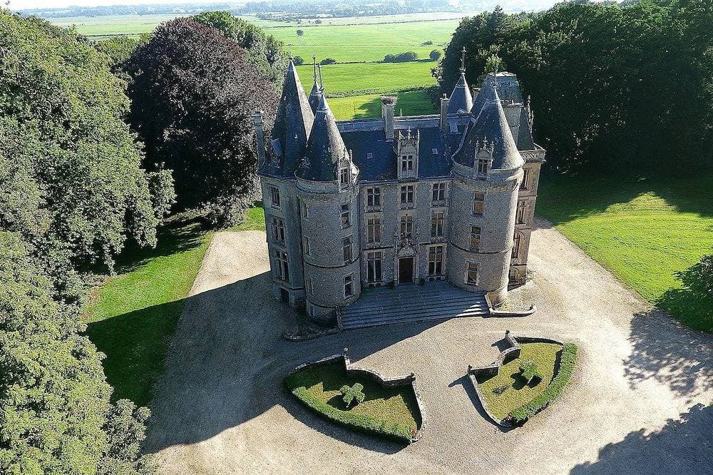 Castle and outbuilding set in extensive grounds, 15 minutes from the D-Day beaches. 1