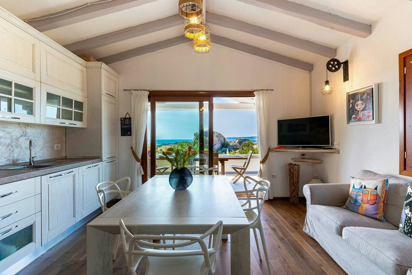 Foto 6 von 23: Villa mit Meerblick und Pool inmitten der Felsen