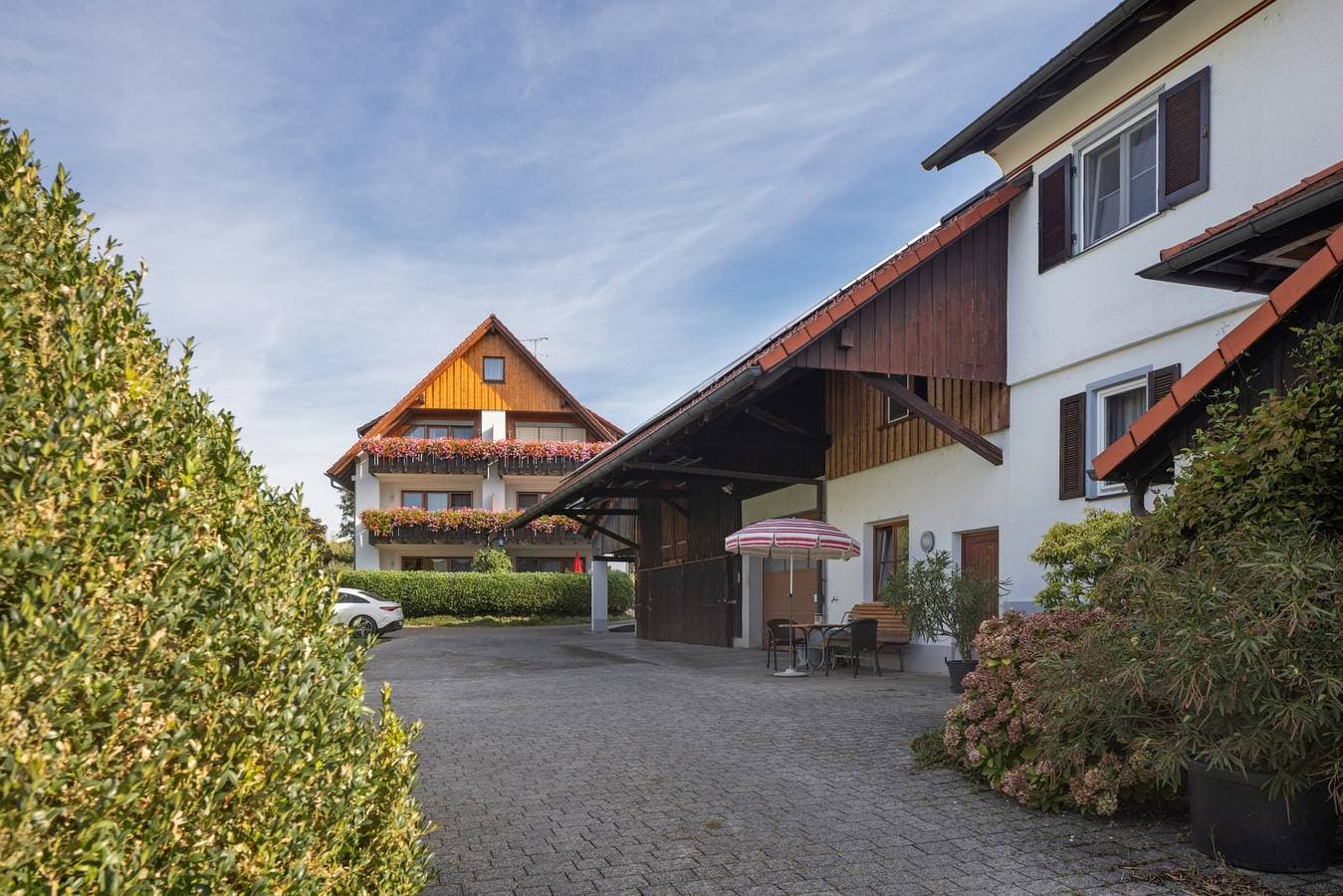 Foto 4 von 26: Ferienwohnung 1 mit privater Terrasse, Gemeinschaftsgarten und Wi-Fi
