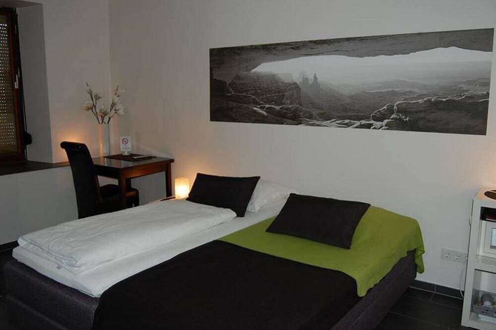 Foto 5 von 29: Hotel Brasserie Typisch - Doppelzimmer, Dusche oder Bad, Wc, Komfort