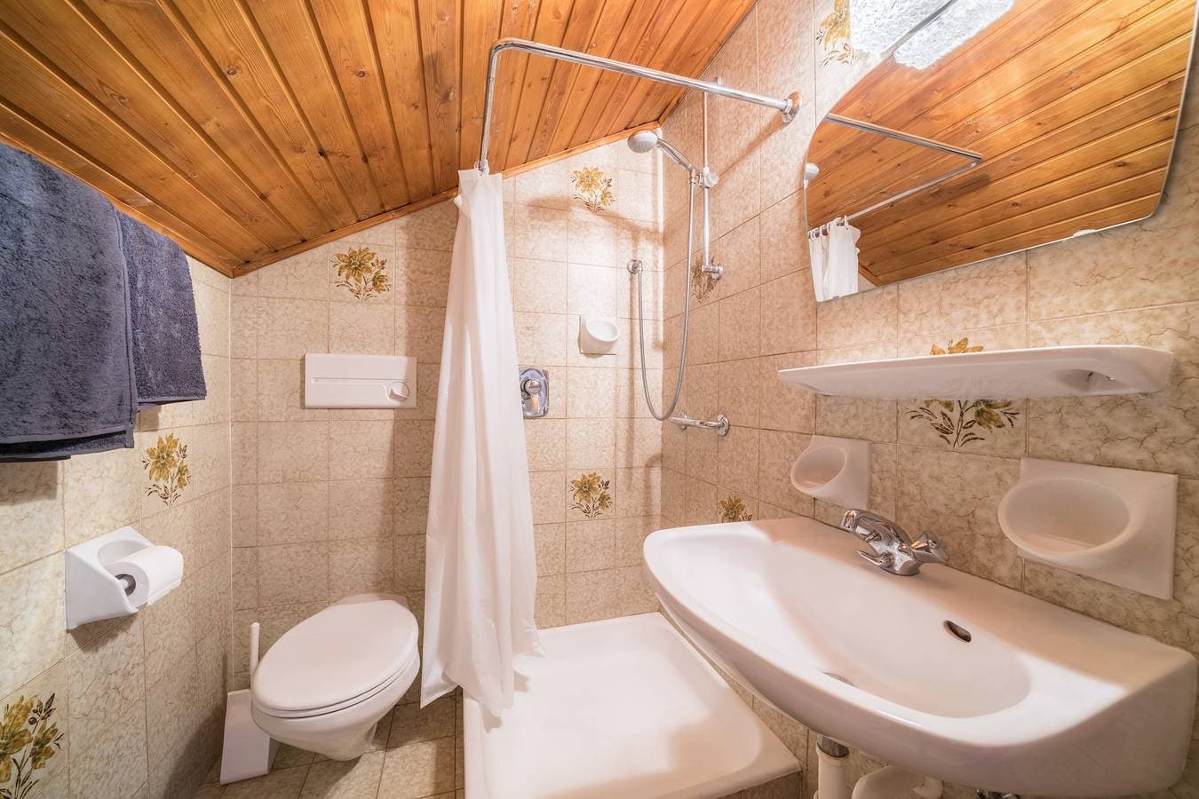 Foto 5 von 12: Ferienwohnung "Tschigat Leilichhof" mit Bergblick, WLAN, Balkon & Garten
