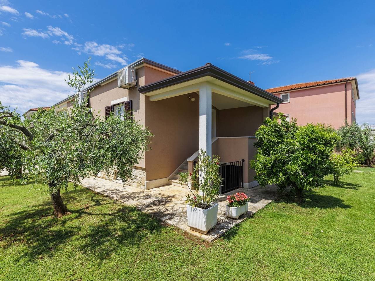 Gemütliches Zweifamilienhaus Pino 1