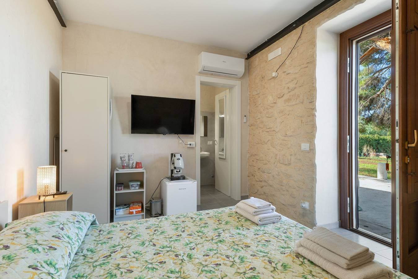 Foto 3 von 28: Zimmer 'Vigna Di Pettineo - N6' mit Gemeinschaftspool, privater Terrasse und Klimaanlage