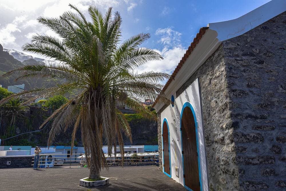 Foto 9 von 23: Paradise town with ocean pool, mountains, waterfalls, surfing, shops and bars.