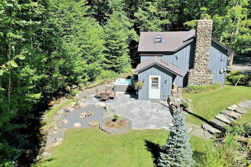 Foto 3 von 38: Creekside Camp. Entspannen im Whirlpool am Bach - Vermont Stil