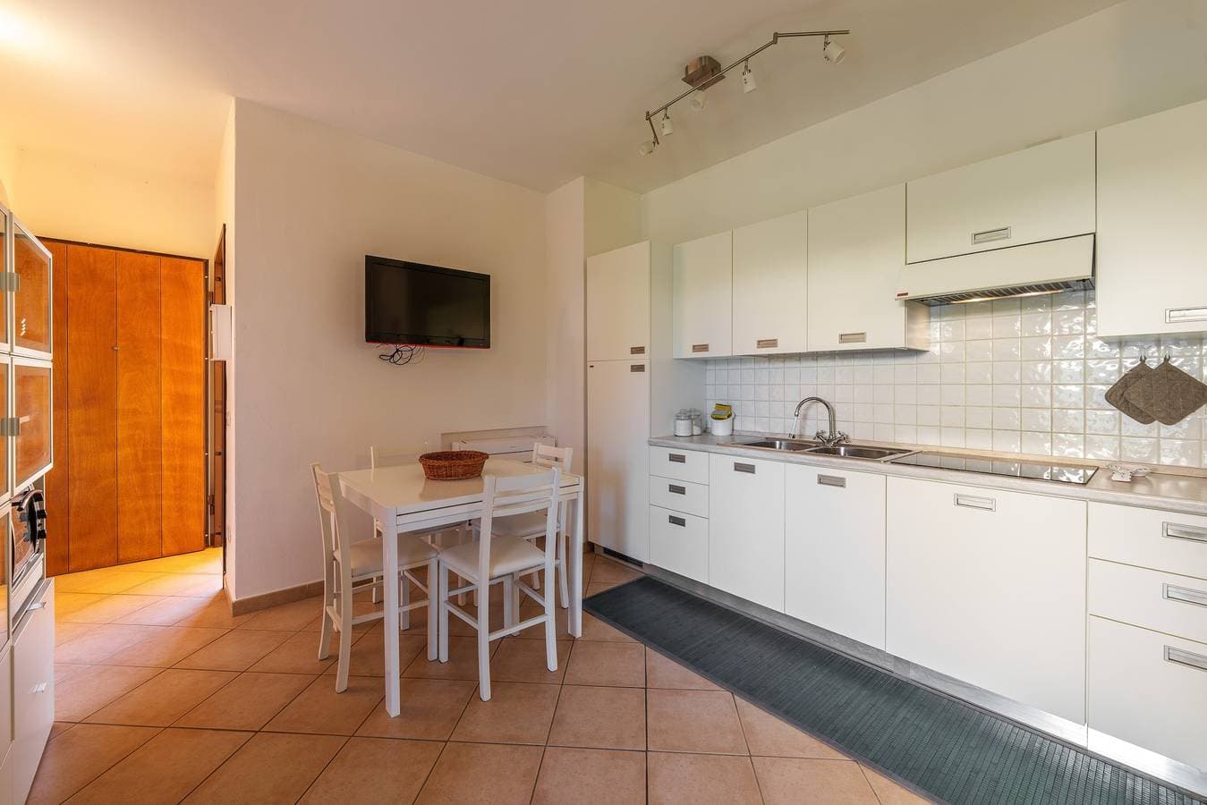 Foto 7 von 20: Ferienwohnung 'Casa Vacanze Mandorlo' mit Gemeinschaftspool, Terrasse und Garten