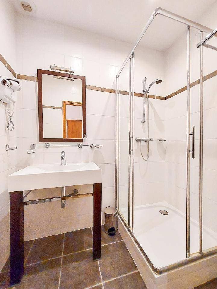 Foto 7 von 9: Double Room with Private Bathroom