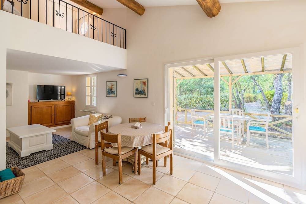 Foto 9 von 30: Cosy cottage near Roussillion, air-conditioned, 14m heated pool,  large grounds.