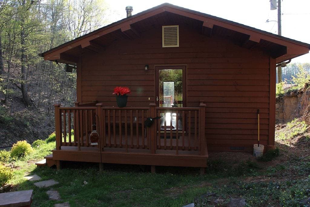 Foto 2 von 43: Malerisch eingerichtete Hütte mit einem Schlafzimmer und WIFI in der Nähe des Hungry Mother State Park
