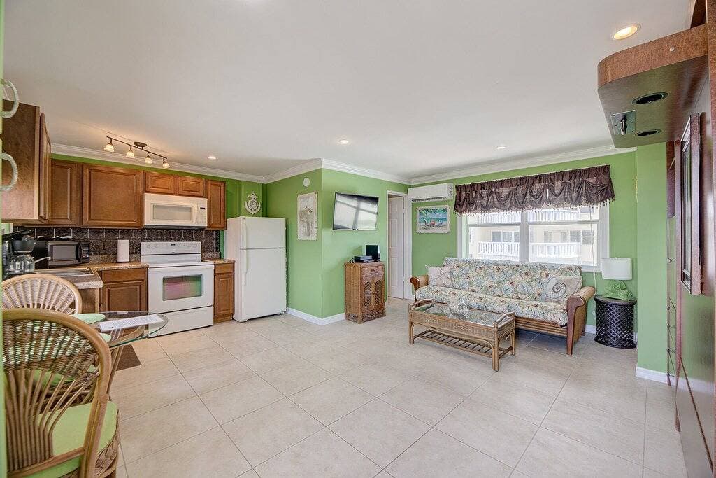 Foto 2 von 25: Pompano Beach Florida Beachfront Studio Voll ausgestattete Küche vor Ort kostenlose Parkplätze