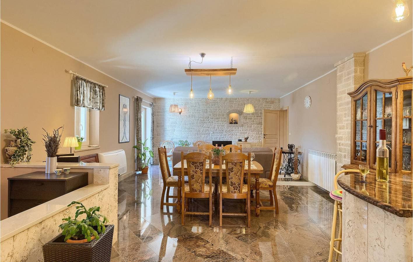 Foto 7 von 55: Charmante 140 m² große Wohnung mit Terrasse, WLAN, Klimaanlage und Parkplatz