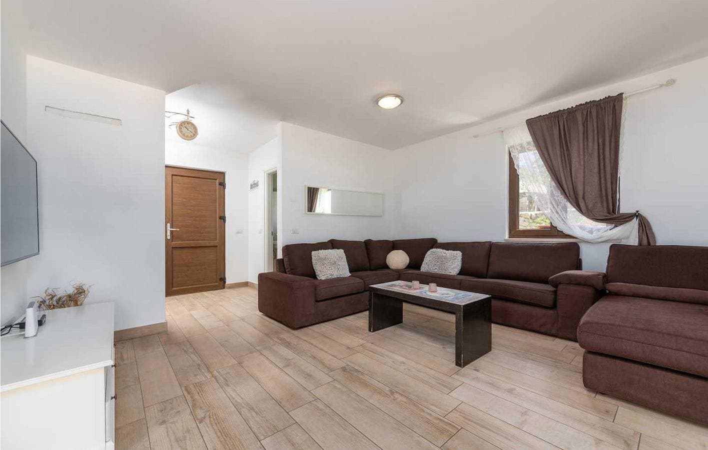Foto 4 von 34: Charmante 100 m² große Wohnung mit WLAN, Terrasse und Parkplatz in der Nähe eines Restaurants
