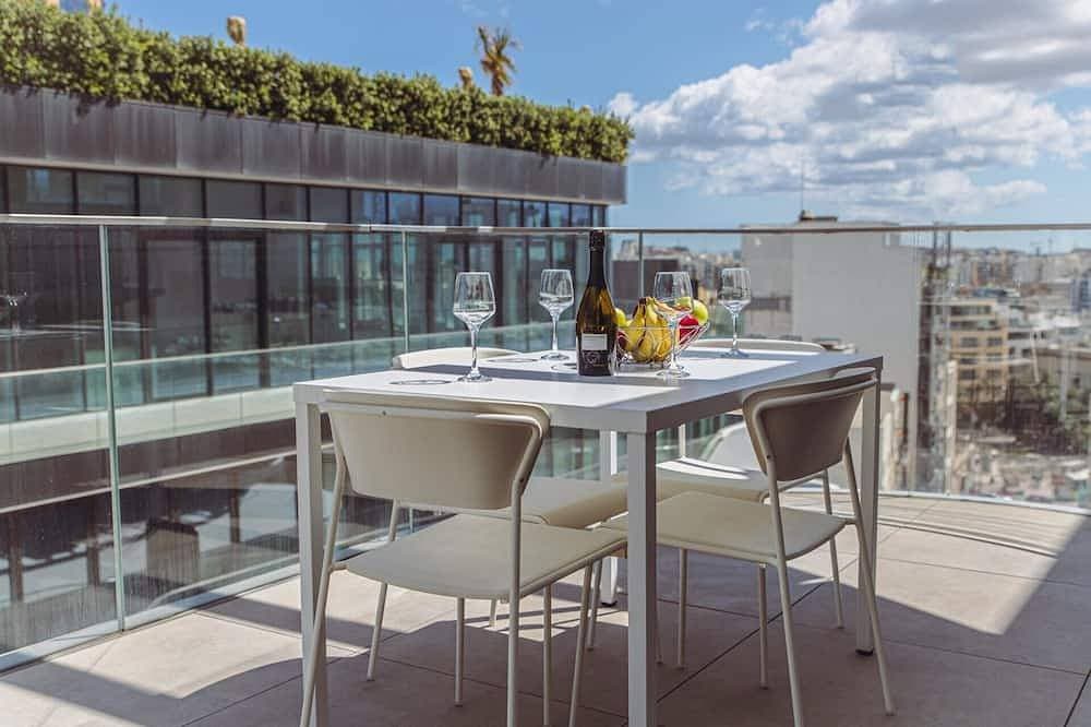 Mercury Suites Sleek Apt with Pool Access 1
