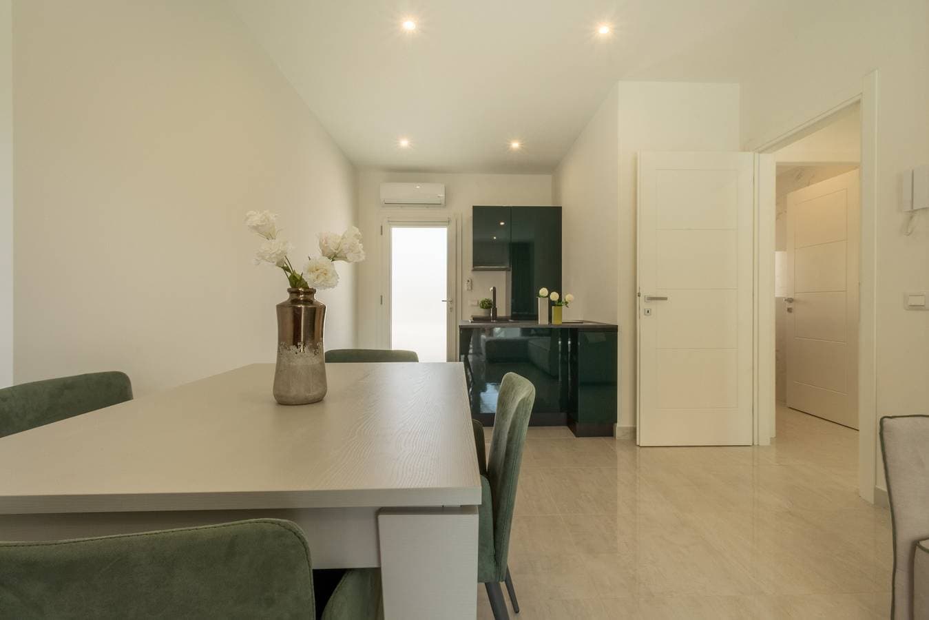 Foto 4 von 13: Ferienwohnung "Residenz Meridian Unità 1" in Strandnähe mit Bergblick