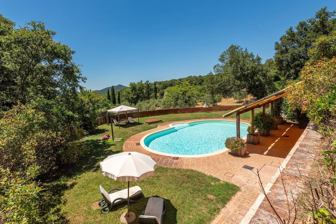 Foto 2 von 24: Zimmer 'Podere Marroneto - Camera 1' mit Bergblick, Gemeinschaftspool und Wi-Fi
